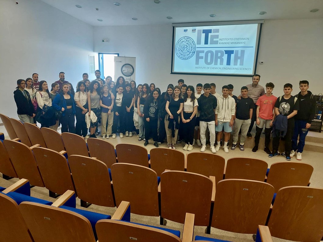 Visit of Arsakeio High School of Patras in the context of chemistry lesson