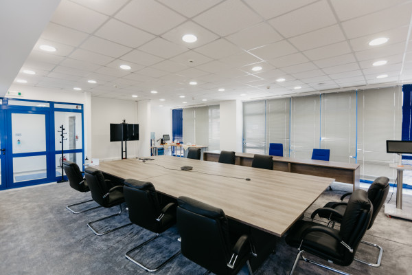State-of-the-art meeting room near the conference center