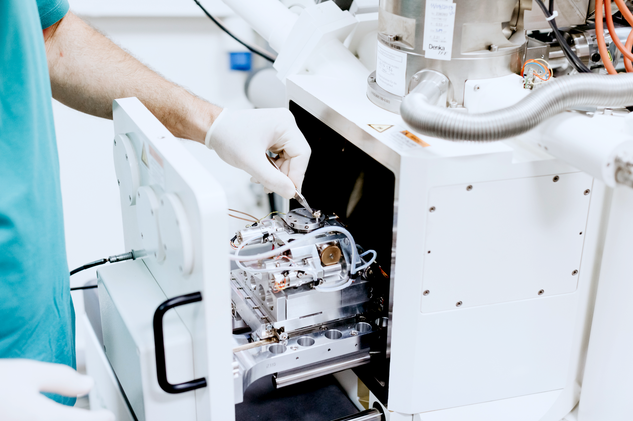 Scanning Electron Microscope (SEM / EDS / EBSD)